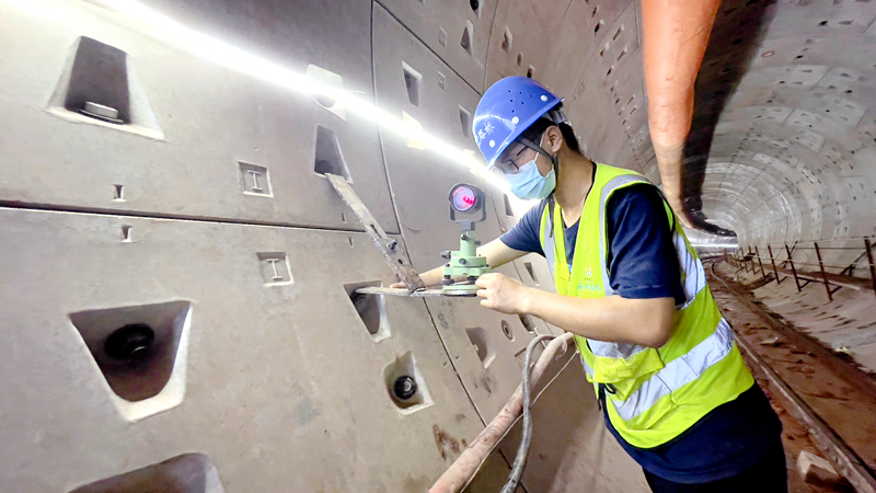 測量人員定期復(fù)核盾構(gòu)區(qū)間控制點，確保盾構(gòu)機姿態(tài)符合規(guī)范設(shè)計要求