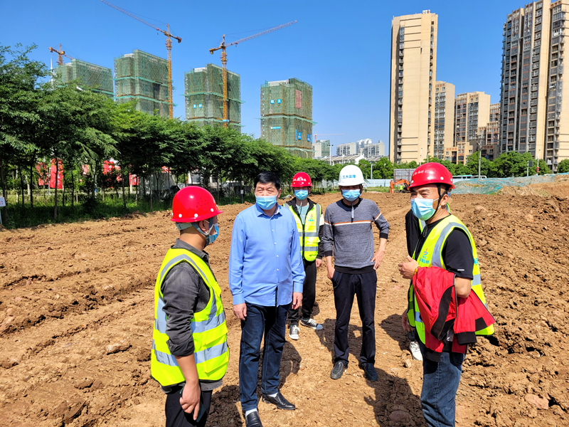 六安市重點(diǎn)工程建設(shè)管理處黨組書記、主任陳斌到長安路南延項(xiàng)目調(diào)研復(fù)工復(fù)產(chǎn)工作