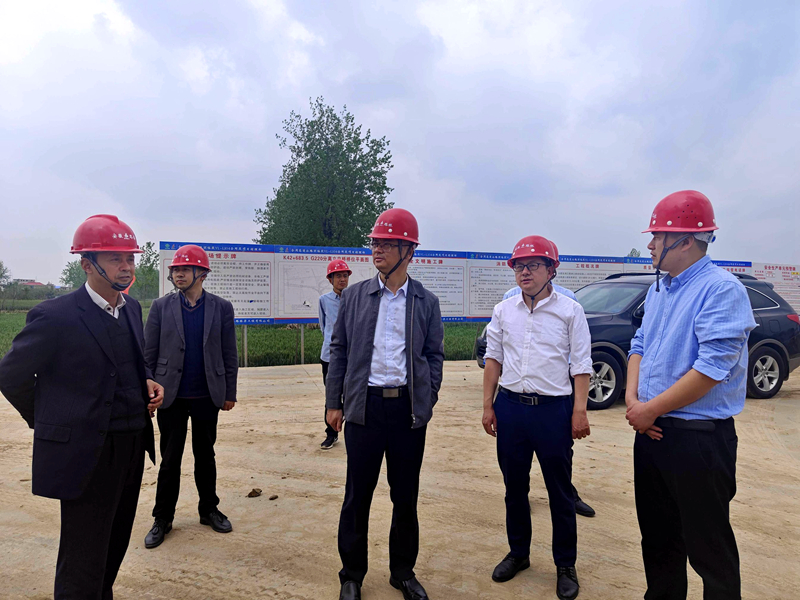 公司黨委副書記，工會(huì)主席王勝利到合周高速04標(biāo)指導(dǎo)工作并慰問(wèn)一線員工2